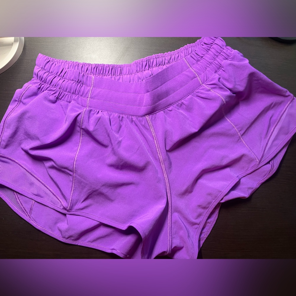 Lululemon hotty hot 2.5” moonlit magenta size 6
